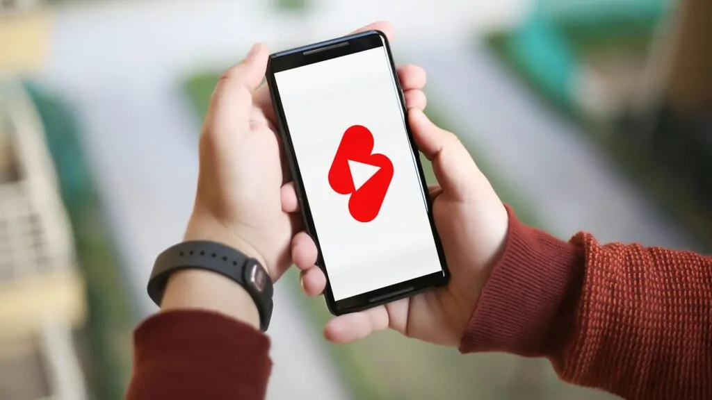 Criança com smartphone e tela do YouTube Shorts