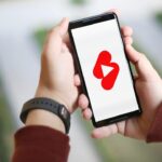 Criança com smartphone e tela do YouTube Shorts