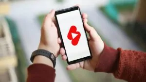 Criança com smartphone e tela do YouTube Shorts