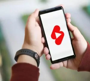 Criança com smartphone e tela do YouTube Shorts