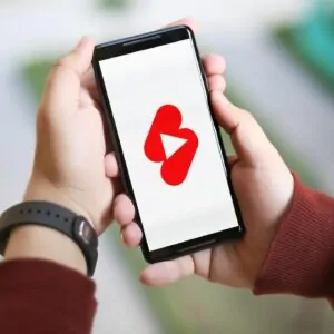 Criança com smartphone e tela do YouTube Shorts