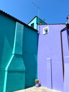 Paredes pintadas em diferentes tons de azul. Foto premiada no iPhone Photography Awards 2025
