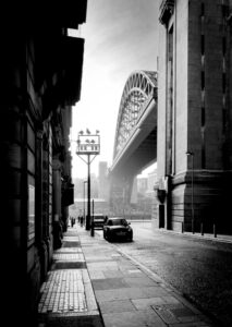Rua em Newscastle upon Tyne com a ponte de Tyne. A imagem em P&B foi premiada no concurso de fotos com iPhone