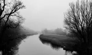 Paisagem em preto e branco mostra o Trave River, em Lübeck, Alemanha