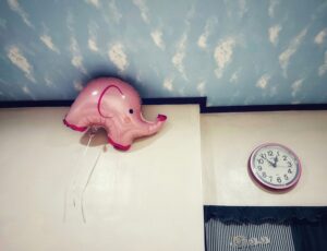 Balão de elefante preso no teto. Registro feito na China com um iPhone