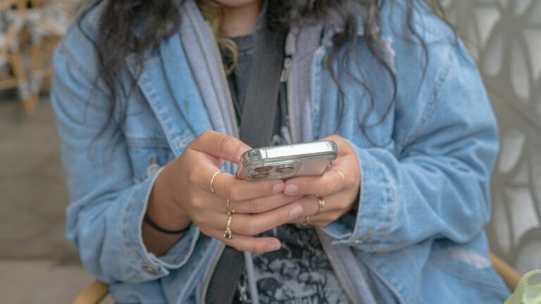 Instagram exibe mais conteúdo de transtornos alimentares a jovens já infelizes com corpo, revela estudo interno