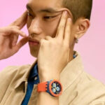 Modelo puxando canto dos olhos campanha Swatch China