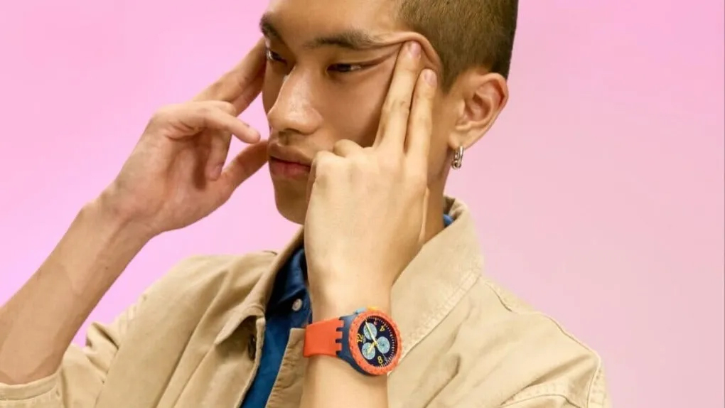Modelo puxando canto dos olhos campanha Swatch China
