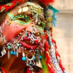 ulher negra com piercings no rosto Elaine Davidson livro Guinness de recordes