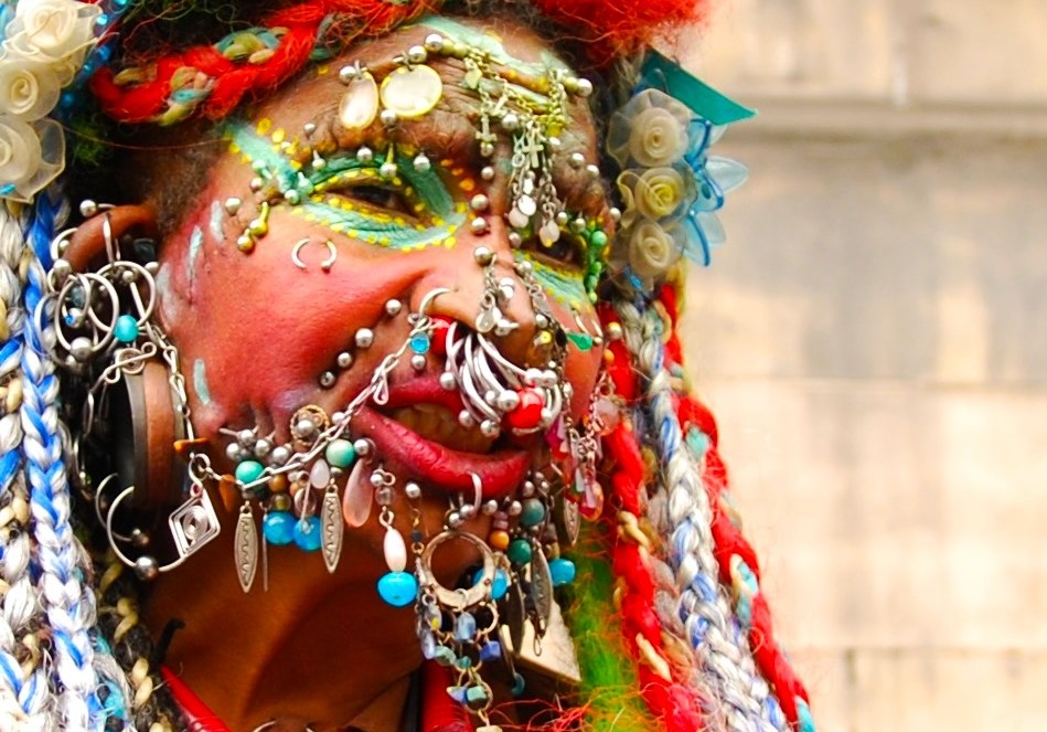 ulher negra com piercings no rosto Elaine Davidson livro Guinness de recordes