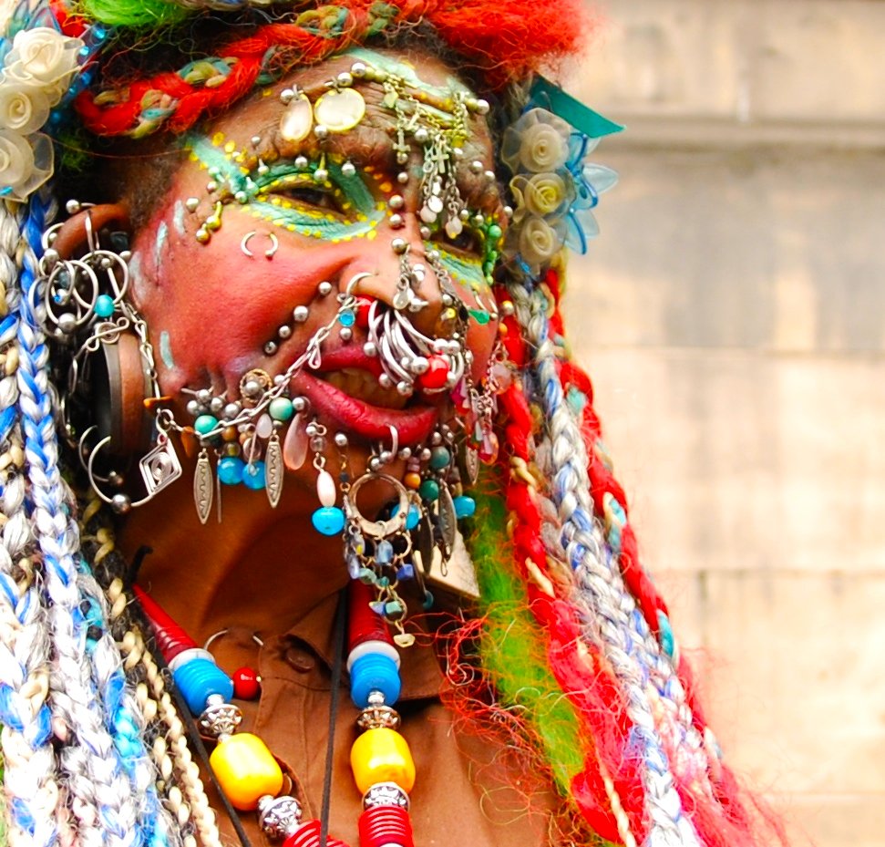 Mulher negra com piercings no rosto Elaine Davidson livro Guinness de recordes