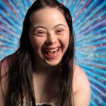 Elle Goldstein modelo Síndrome de Down, participante do Strickly Come Dancing 2025 da BBC