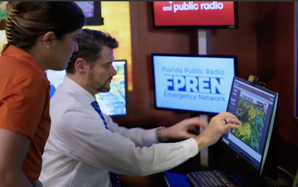 Rádío da Flórida transmitindo alertas sobre furacão, trabalho feito pela rede de mídia pública alvo de cortes no governo Trump
