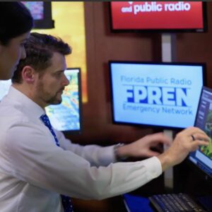 Rádío da Flórida transmitindo alertas sobre furacão, trabalho feito pela rede de mídia pública alvo de cortes no governo Trump