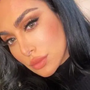Influenciadora Huda Kattan, que teve vídeo removido pelo TikTok por conteúdo antissemita