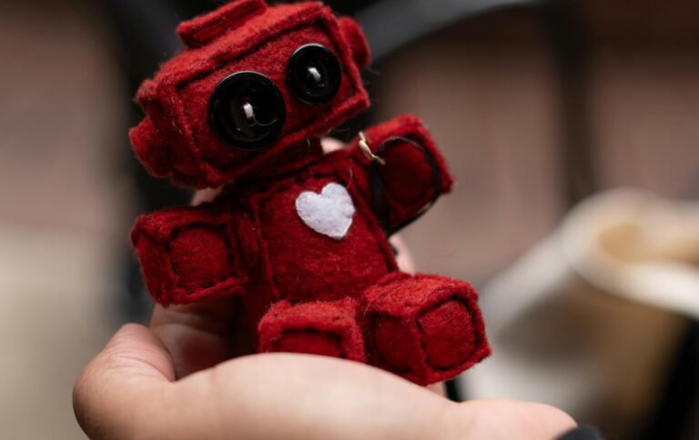Estamos ficando emocionalmente dependentes dos chatbots? Entenda a ‘economia de apego’ da IA