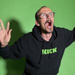 Streamer Jean Pormonove de camisa preta e fundo verde antes da morte em uma live na França