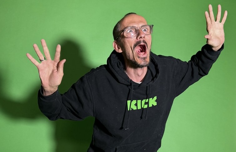 Streamer francês morre durante live de desafio extremo na plataforma Kick; polícia abre investigação criminal