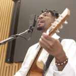 Jon Batiste canta 'Petrichor', um chamado pela ação contra as mudanças climáticas