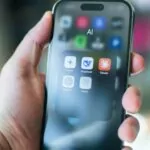 Mão segurando smartphone mostrando ícones de atalho para ferramentas de IA Inteligência artificial