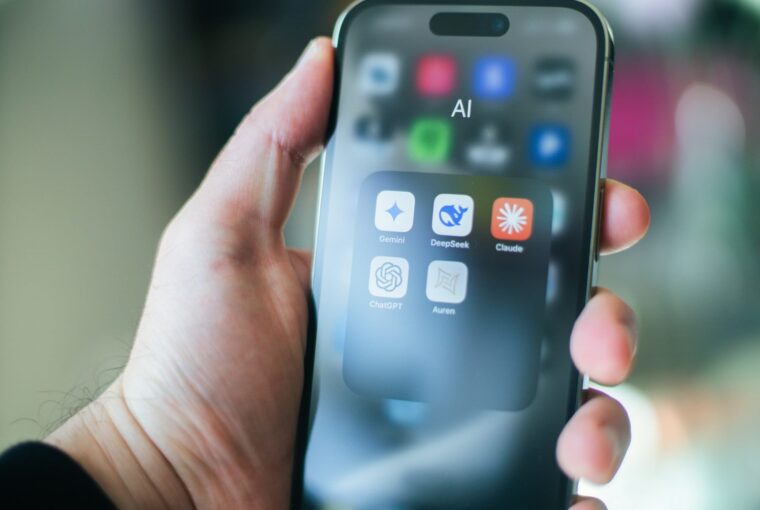 Mão segurando smartphone mostrando ícones de atalho para ferramentas de IA Inteligência artificial