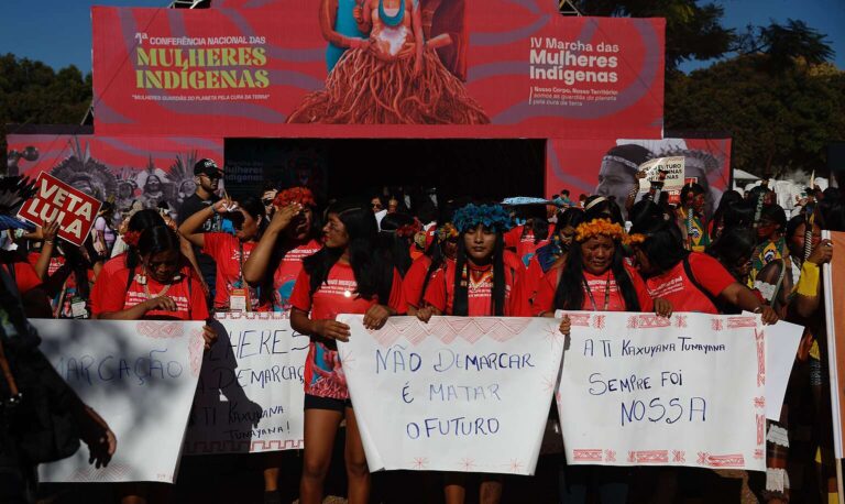 Marcha mulheres indígenas em Brasília antes da COP30 em Belém