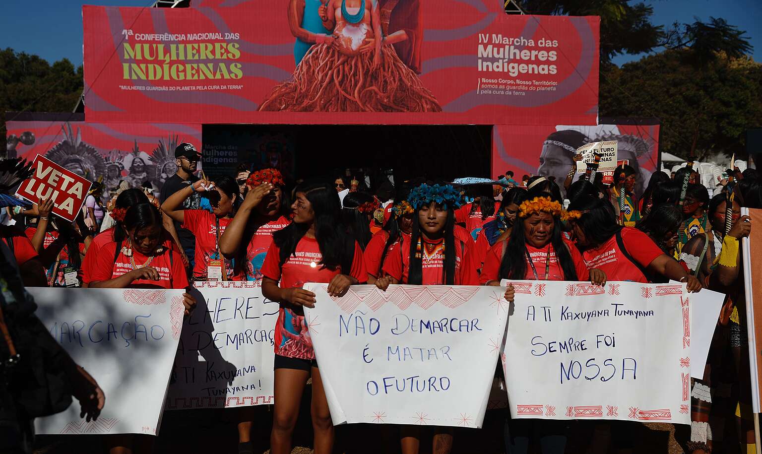 Marcha mulheres indígenas em Brasília antes da COP30 em Belém