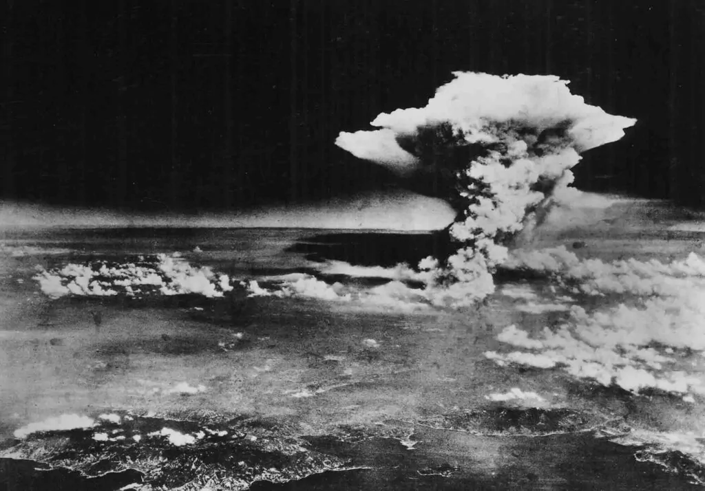 Nuvem em forma de cogumelo bomba atômica Hiroshima 1945