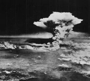 Nuvem em forma de cogumelo bomba atômica Hiroshima 1945