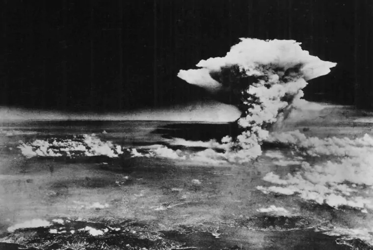 Nuvem em forma de cogumelo bomba atômica Hiroshima 1945