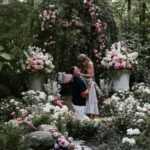 Taylor Swift anunciando noivado com Kelce Travis em cenário florido