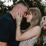 Taylor Swift e Travis Kelce abraçados anunciando casamento