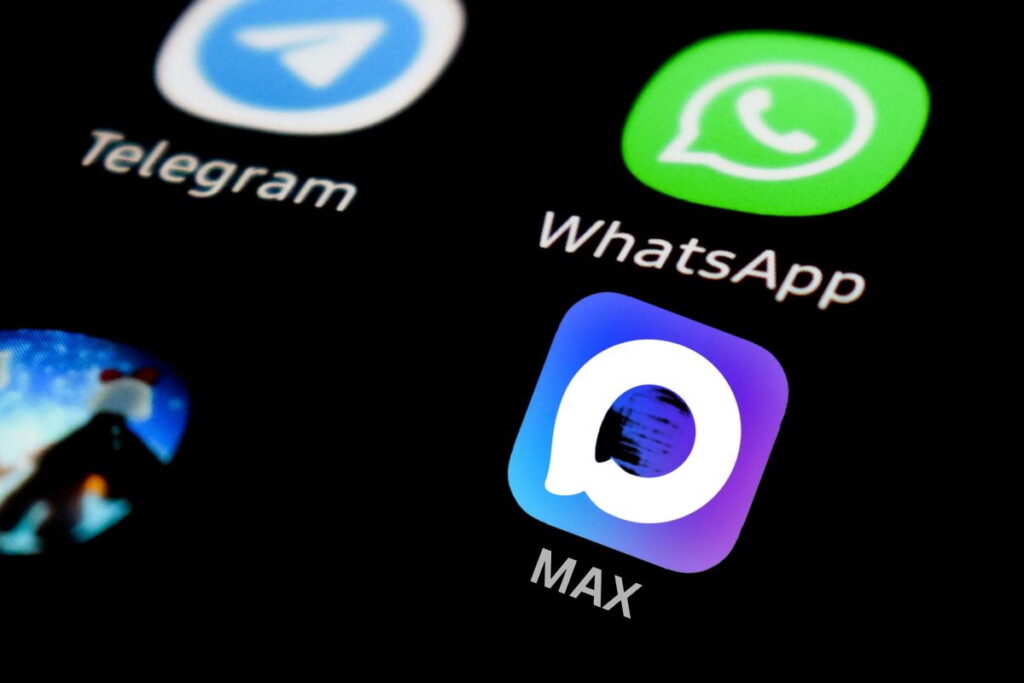 Tela de smartphone com ícones de atalho do Telegram e WhatsApp, limitados na Rússia, e aplicativo russo estatal Max