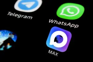 Tela de smartphone com ícones de atalho do Telegram e WhatsApp, limitados na Rússia, e aplicativo russo estatal Max