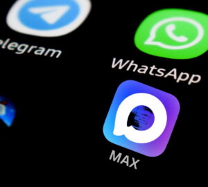 Tela de smartphone com ícones de atalho do Telegram e WhatsApp, limitados na Rússia, e aplicativo russo estatal Max