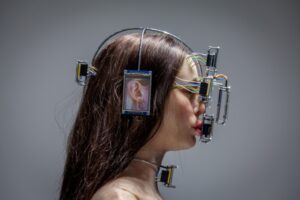 Perfil de mulher com telas de LED no rosto e na cabeça