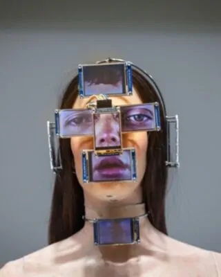 Escultura de mulher telas de LED no rosto. A imagem faz parte da exposição Beleza Virtual