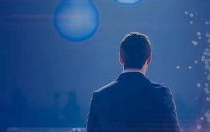 Morte de Charlie Kirk incendeia redes; Bluesky pede que usuários não glorifiquem violência