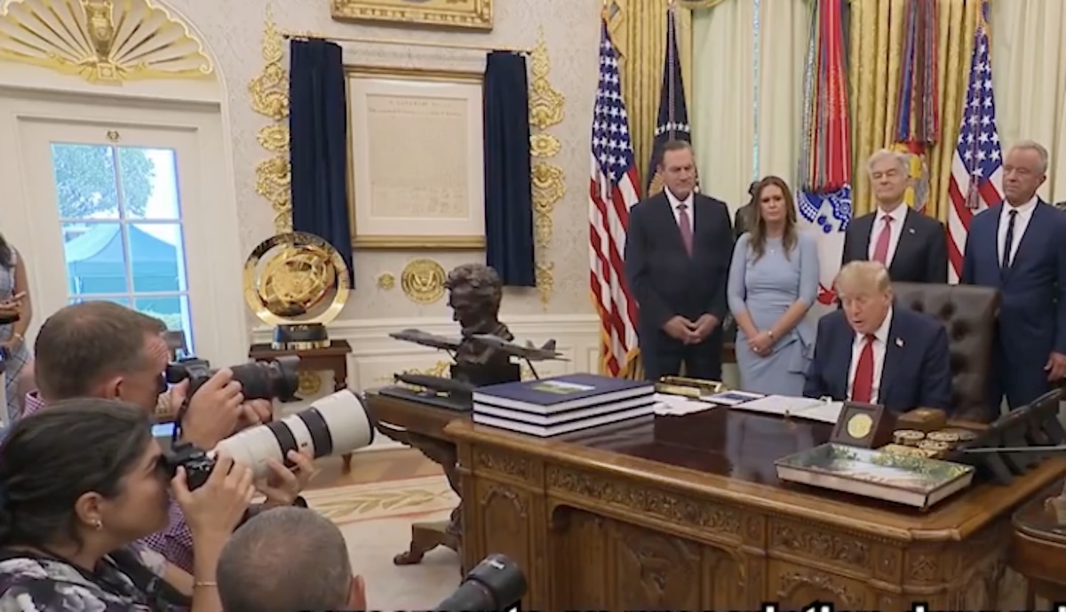 Veto de Trump a CNN, Politico e MS NOW pode abrir nova batalha judicial sobre acesso à Casa Branca