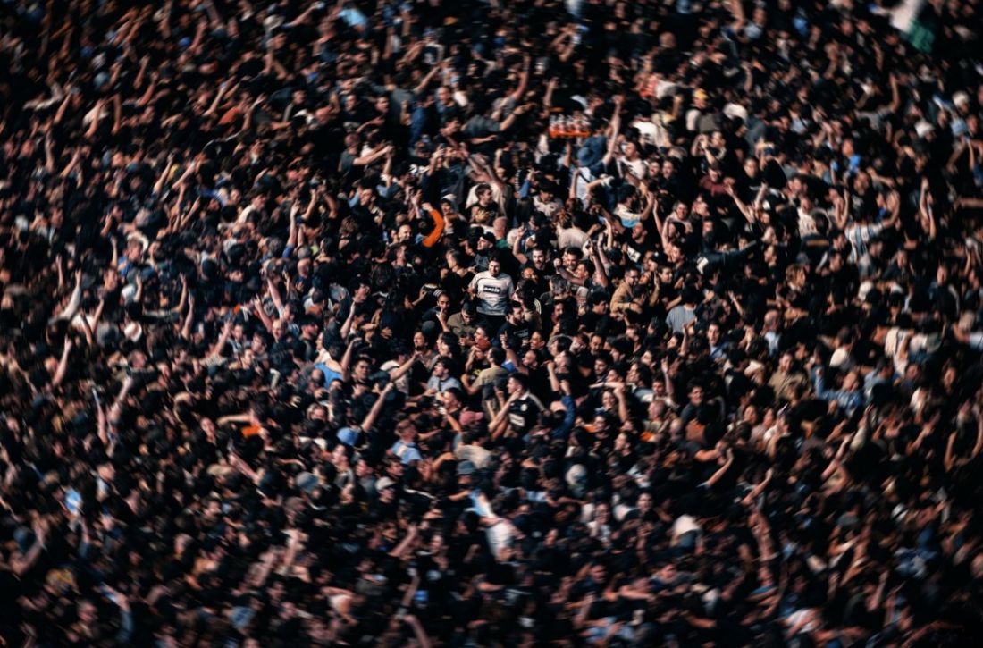 Fã do Oasis em meio à multidão durante show da banda