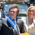 Javier Milei, presidente da Argentina, e Karina Milei no dia da posse em carro aberto