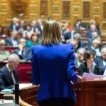 Mulher falando no Senado francês