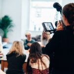 Mulheres sendo entrevistadas com cinegrafista mulher filmando