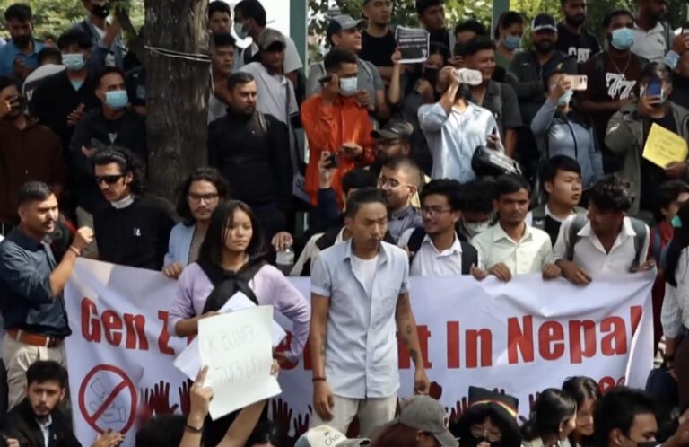 Gen Z do Nepal vai às ruas contra bloqueio 26 redes sociais; repressão deixa 19 mortos