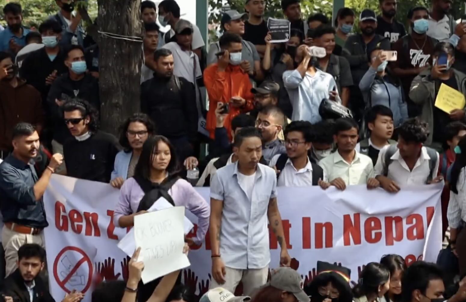 Jovens geração Z protestam no Nepal contra bloqueio de redes sociais