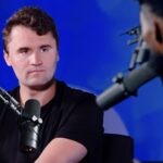 Charlie Kirk na apresentação de seu podcast