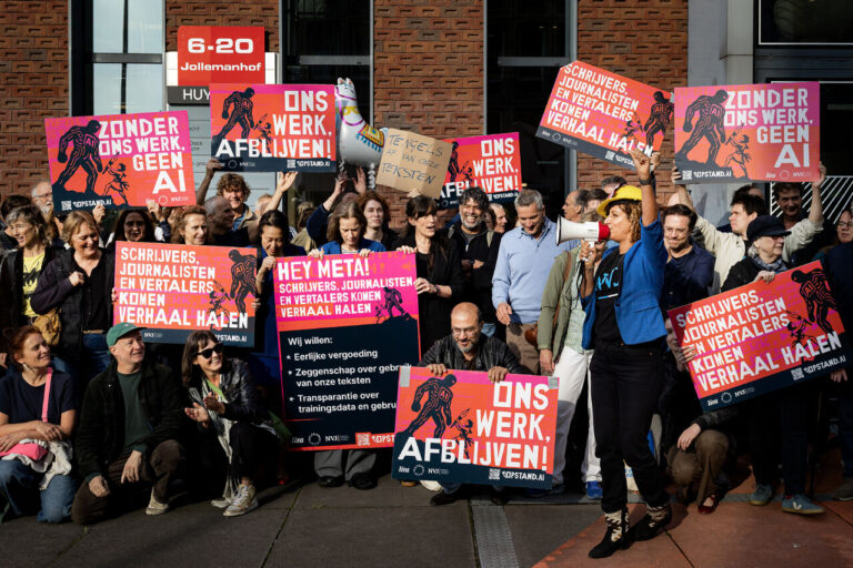 Jornalistas e escritores protestam na sede da Meta na Holanda exigindo pagamento pelo uso de obras em IA