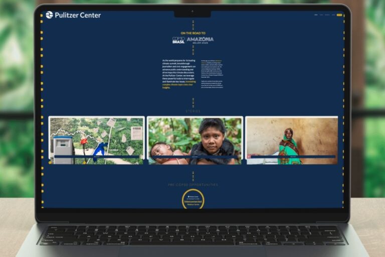 Computador em fundo de folhas com tela da página do Pulitzer Center para a COP30 em Belém