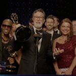 Stephen Colbert recebendo o prêmio Emmy