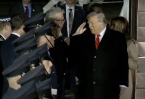 Donald Trump saudando tropas militares ao chegar ao Reino Unido para sua segunda visita de Estado